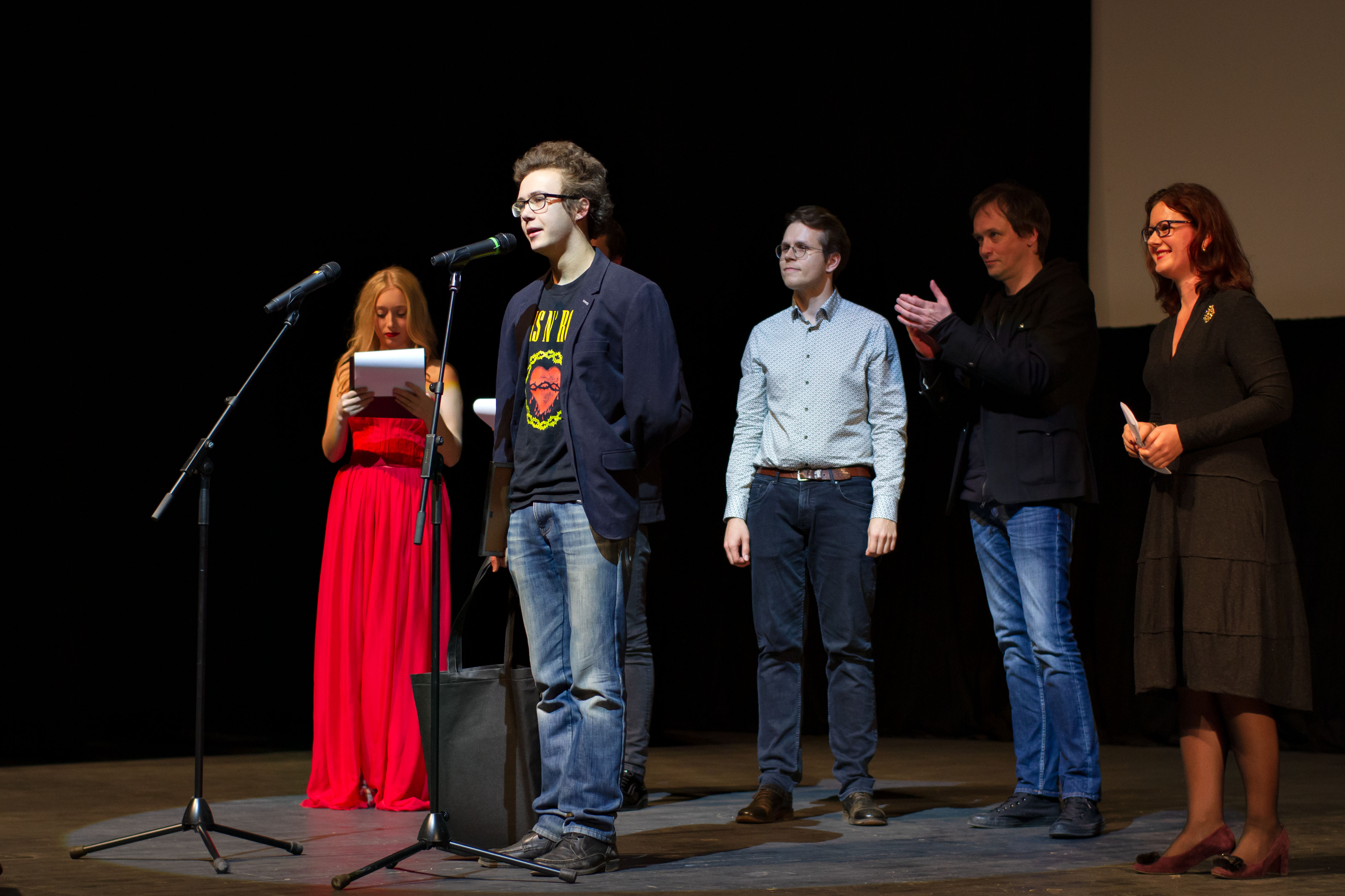 Прически для девочек на выпускной Прически для девочек на выпускной